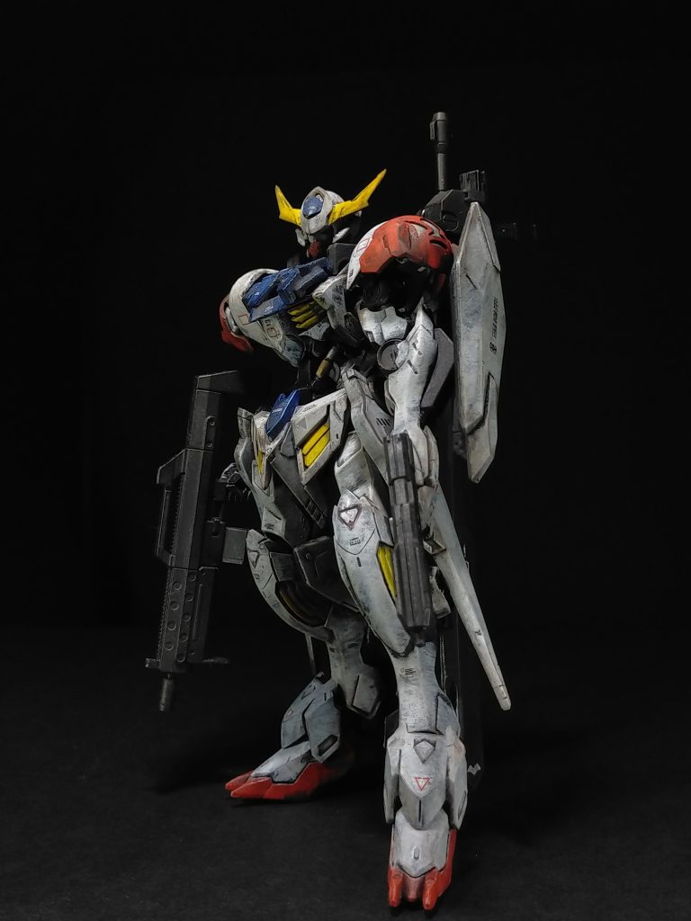 両手拳銃は実際は使い勝手が悪いらしいのですが、でもそこは見た目重視で。