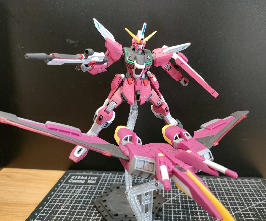 ファトゥム-01で突撃させるシーン。塗装はMETAL ROBOT魂を参考にしてみました。自己採点で70点くらいですw。