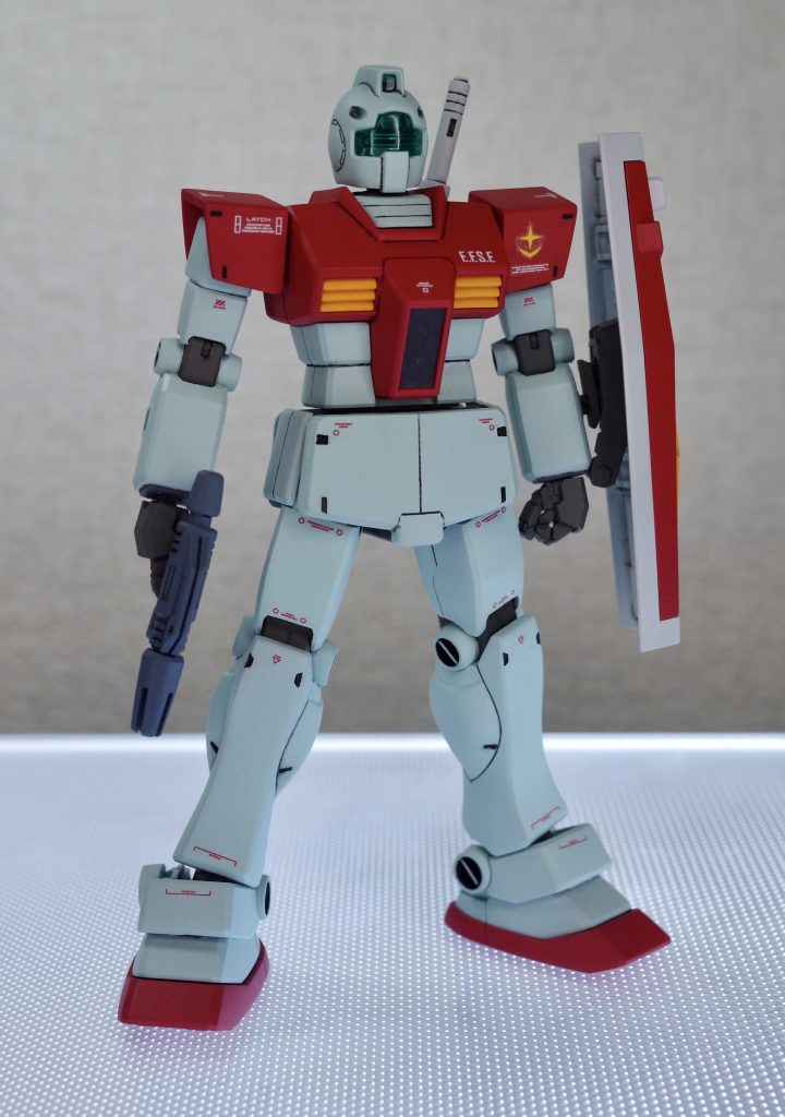 カラーレシピは全然覚えてないんですが、メインカラーはジムっぽい緑がかったホワイト、サーベルとシールドだけ普通の白に塗り分けました。あとはなるべく設定通りに塗っています。