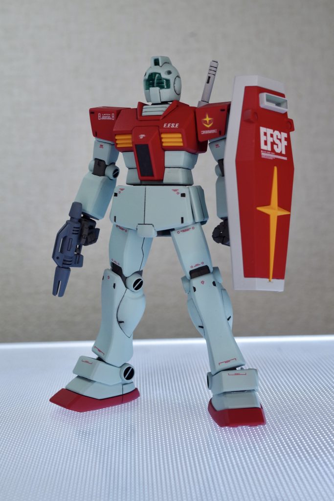 全身頑張って合わせ目消しして太ももで1mm、腹部で0.5mmくらい、首で0.5mmくらい延長しました。またカッコよく立てるように股関節を加工。リアスカートを1mmほど後ろに移設してます。あと3Dプリンター製の超カッコいいハンドパーツに変えました。これだけで全体の印象がかなり引き締まりました。