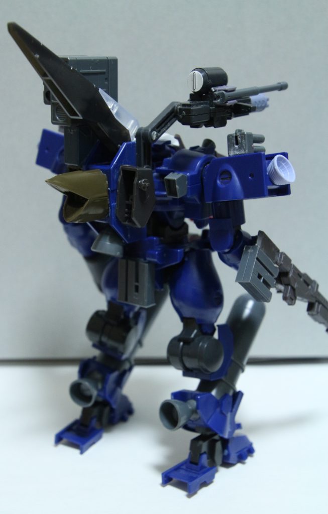 背部。大型のスラスターを付けていて、そこからオーバードブーストをする。脚部にも地上走行のためのスラスターを装備している。腰部には右腕部の機関砲の追加弾倉がある。