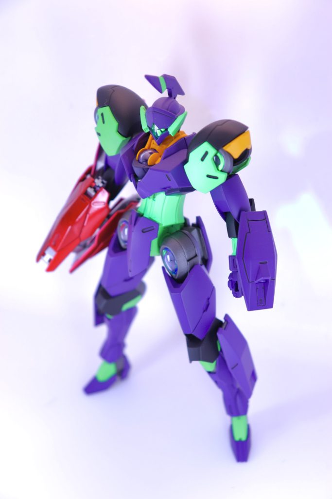 右腕のビームブレイサーはロンギヌスの槍をイメージしてクリアカラーでキャンディ塗装しました。