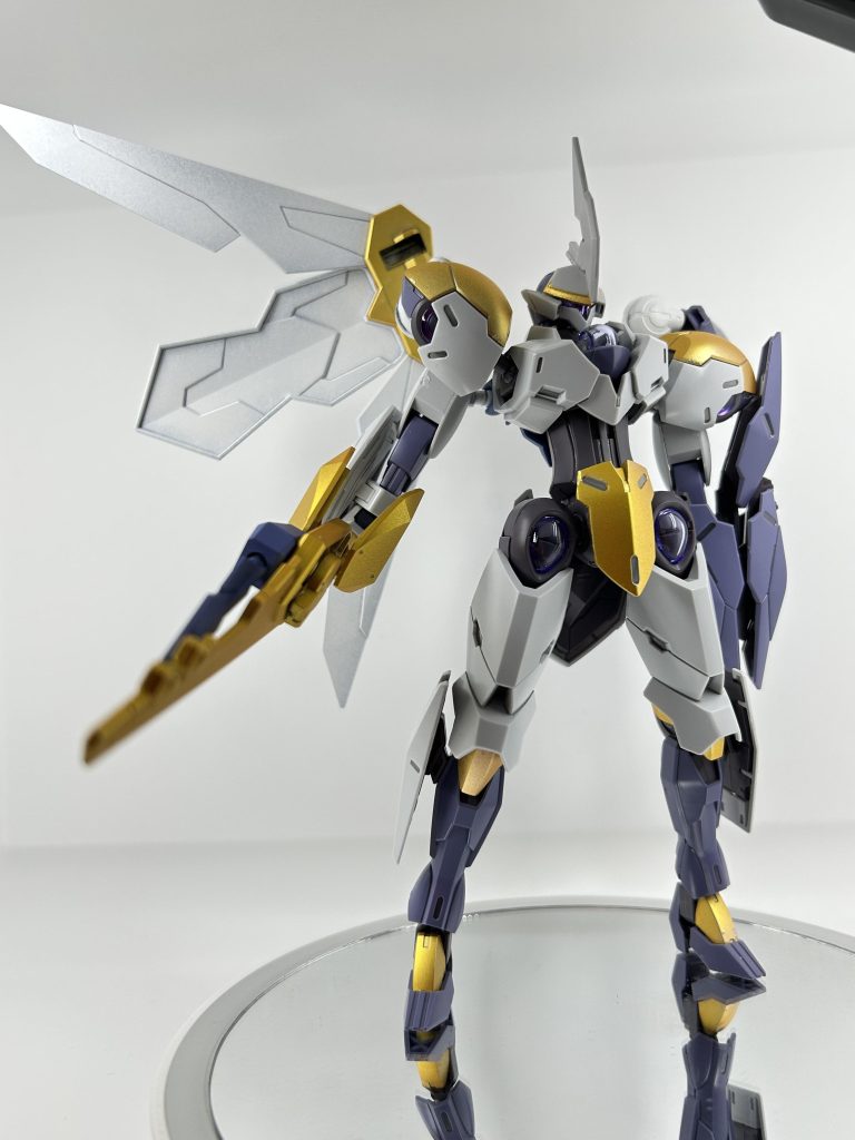 シールドフェザーバーニア内蔵のシールドユニットマントのような翼のように威圧効果、超近接戦において前方に展開して相手の視界を塞ぐ