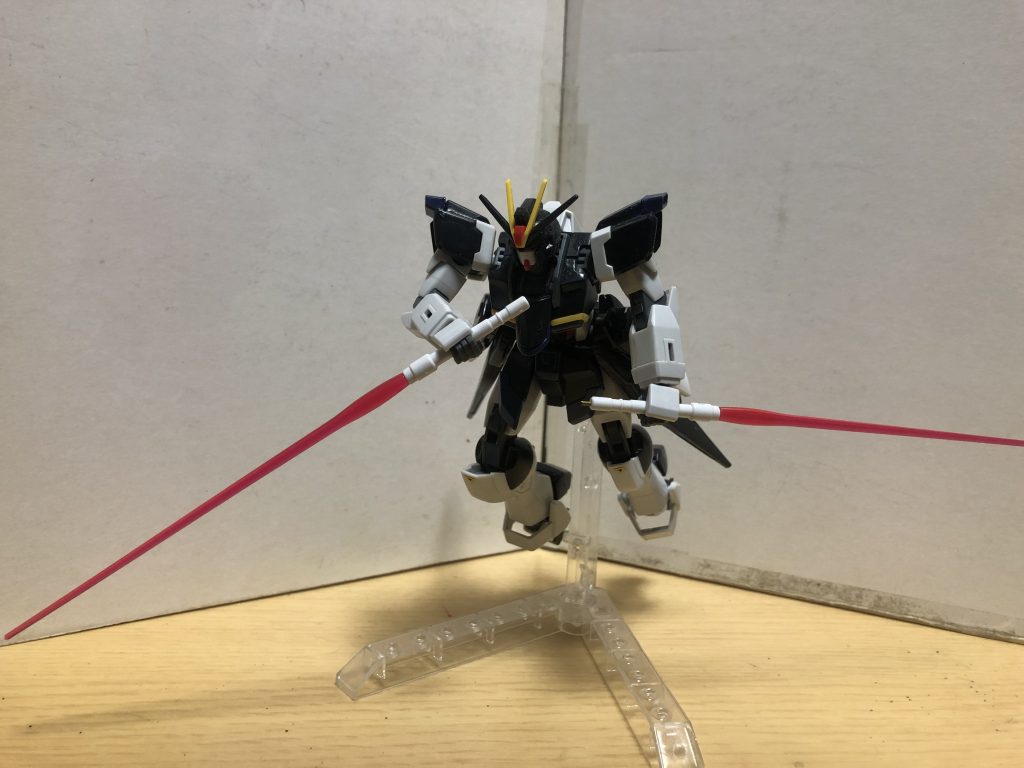 基本はサイドアーマーに装備しているビームサーベルを逆手持ちして戦うスタイルです。時にはちゃんと持つこともあるとか……