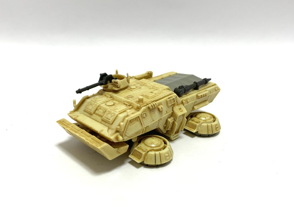 部分塗装と、ウェザリングマーカーのイエローで墨入れ。ウォッシングしたらいい感じになるのかなーと、墨入れ兼ねてウェザリングマーカーで初のウォッシングをしてみましたがいい感じに出来たかと思います。MSのほうも汚そうかな…どうしようかな…🤔ホワイト・ディンゴの部隊マークは設定だと左側なんですがモールドが多くてうまく収まらなかったので右側に。