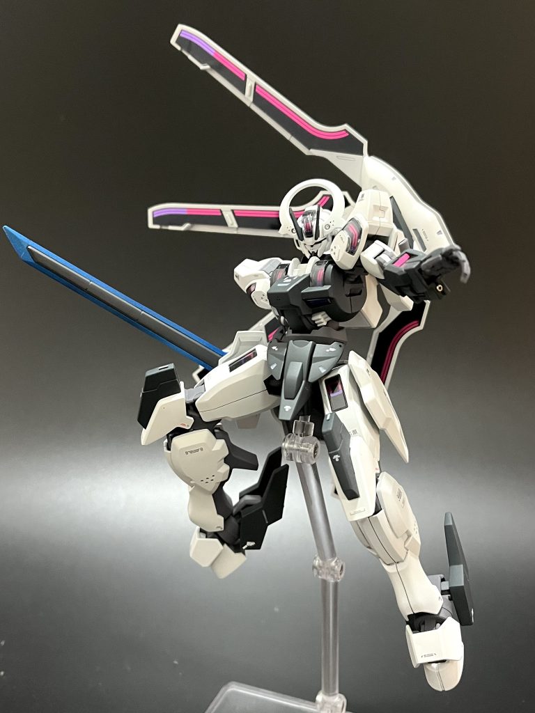 機体はめっちゃカッコいいデザインなのにアニメ本編での登場はかなり限られてましたね、、、もっと活躍がみたかった機体の1つです