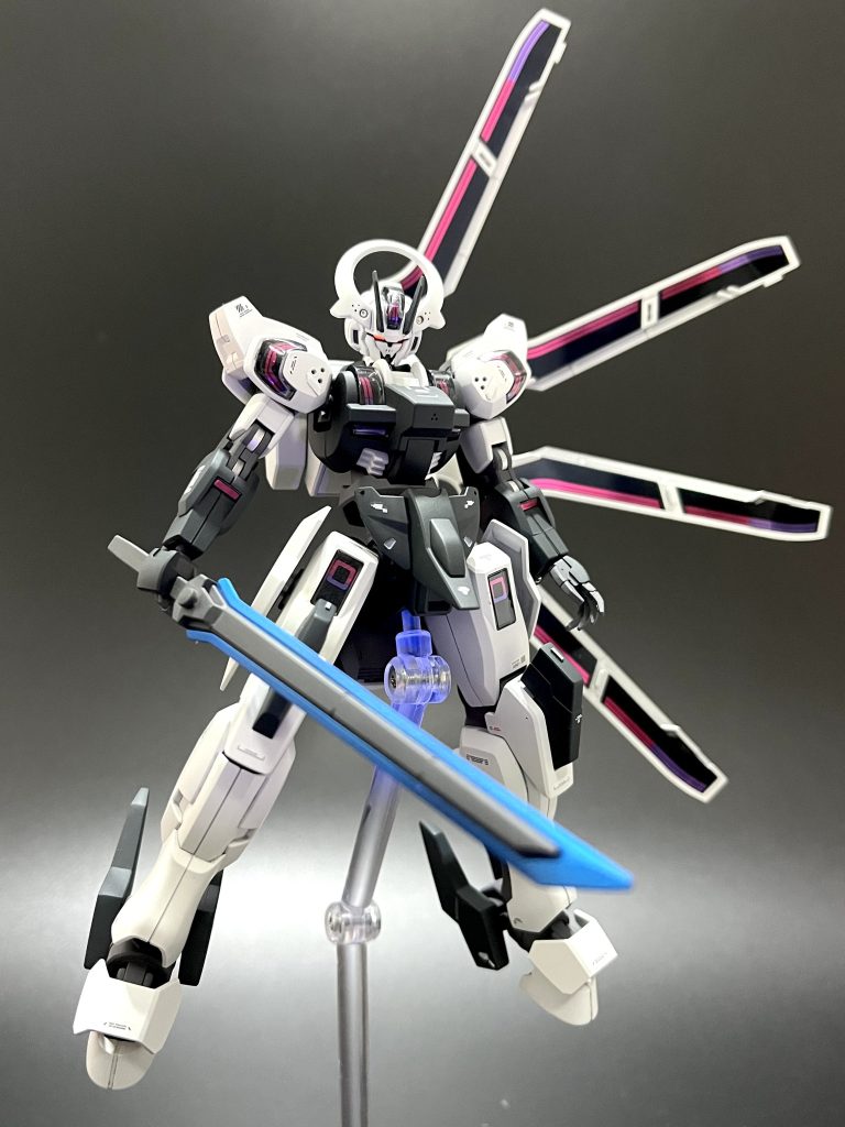 わかりにくいですがモノアイは蛍光塗料にて塗装してます ビコーン!剣は原作に合わせてブルー(メタリックブルー)に変更してしました。