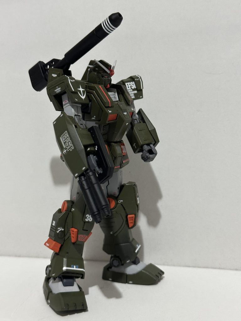 いつも通りの全塗装、スミ入れ、艶消し仕上げです。　デカールも多めにして情報量を増やしています。HJ誌を参考にキャノン砲とツインビームライフルをビルダーズパーツやプラパイプで太くしました。 