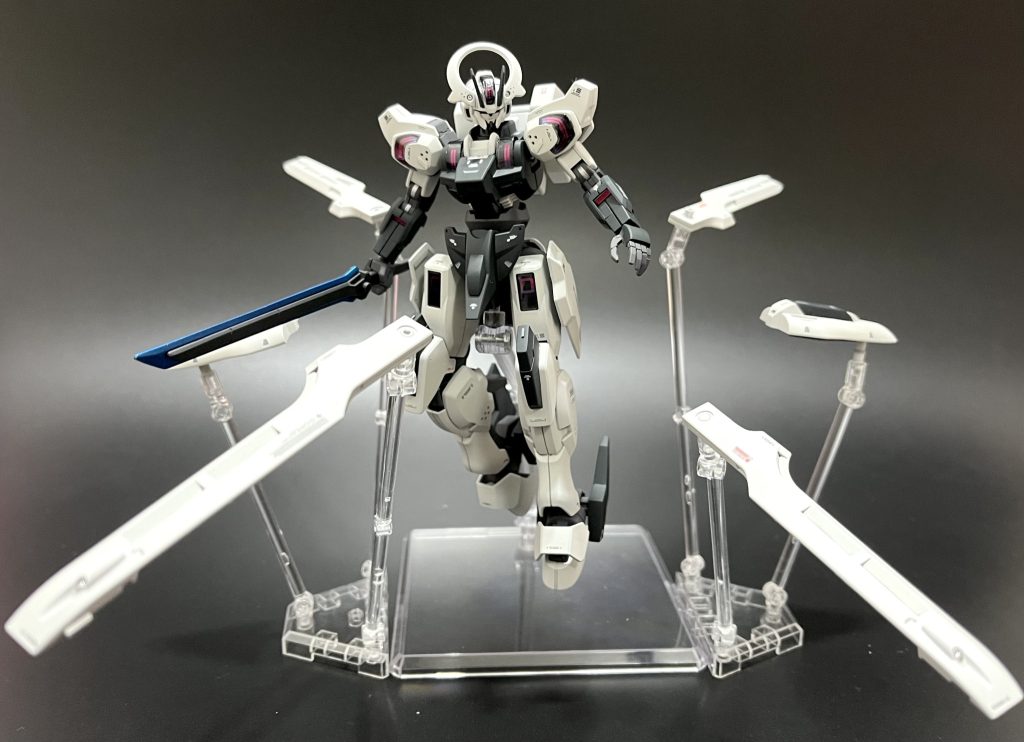 感想・まとめHG シュバルゼッテ 全塗装にて製作しました。良キットすぎてほとんどストレートにて完成まで進めました!稼働よし、武装のバリエーション多し!(ポージング・撮影が苦手なので、あまり遊びませんでしたが)ぜひ、また製作したいなと思うキットでした。最近は完成品を上げれておらず、一か月ぶりの完成品となりますねー(家族でポケカにハマってますw)ほぼ同時進行で製作してたファラクトももうじき完成しますので見てくださいね!Twitterしてますので是非フォローよろしくお願いいたします!↓↓↓https://twitter.com/akasaha1124 最後までご覧くださりありがとうございました!!