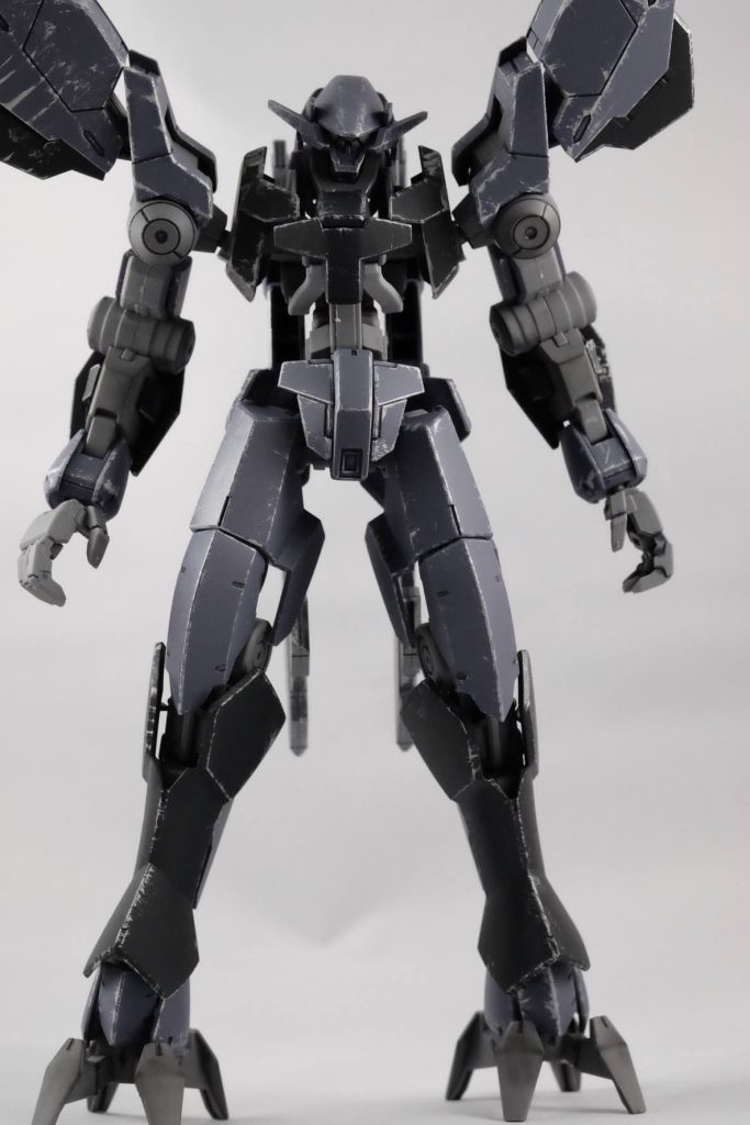 正面からの立ち姿。足の接地が優れていて安定感抜群。