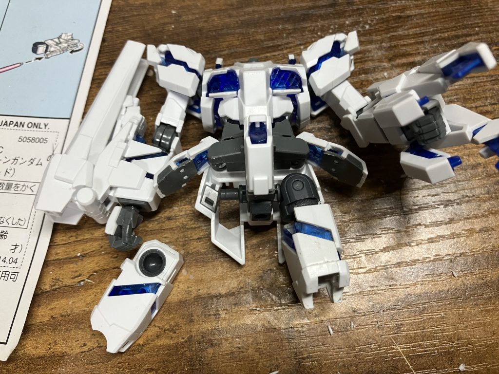 10以上前のキットということもあり足の付け根がボールジョイントだったんで、根本をぶった斬って掘り起こしたヘリオスの股間軸を移植しましたデスティニーのやつらしいですね