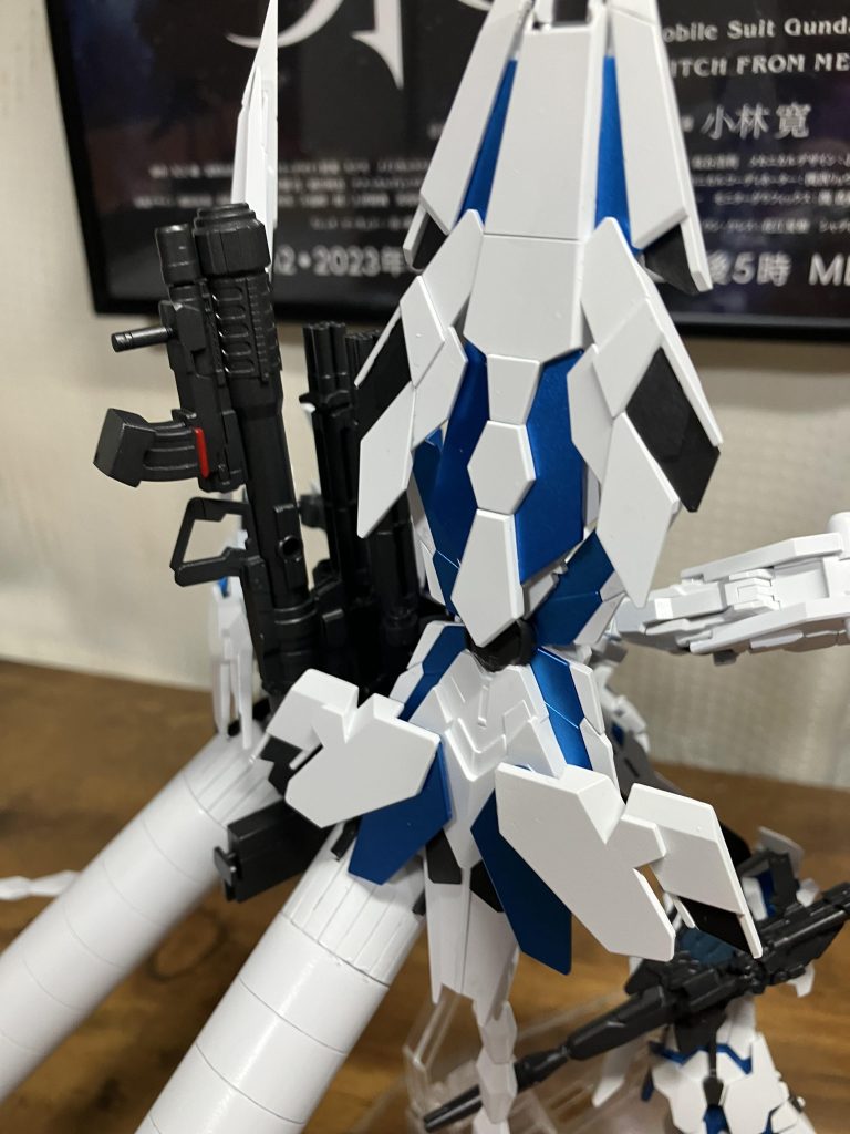 アームドアーマーDEは水色のところ以外全部白かったんで塗り分けが結構大変でしたマスキングしても変なところに着いちゃったり、際が綺麗に行かなかったりで筆塗りで修正してばっかりでしたね
