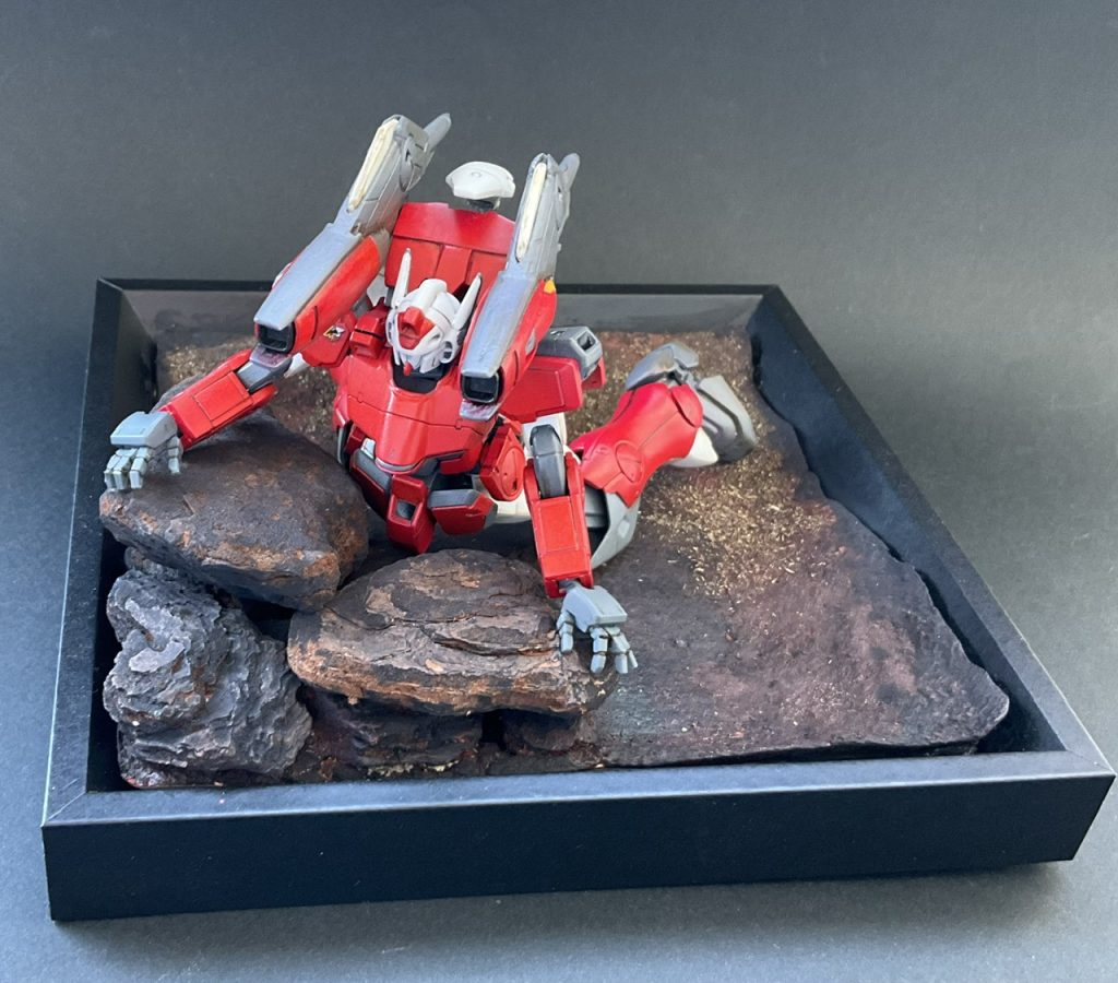 手は次元ビルドナックル(角)、平手を少し改造していますが、指のニュアンスってむずかしいですね。また、ジオラマのベース作成、初挑戦でした。ビームで黒く焼かれ荒涼とした大地のイメージです。加工するたびに、ウッドチップがだんだん岩に見えてきたのは、面白かったです。