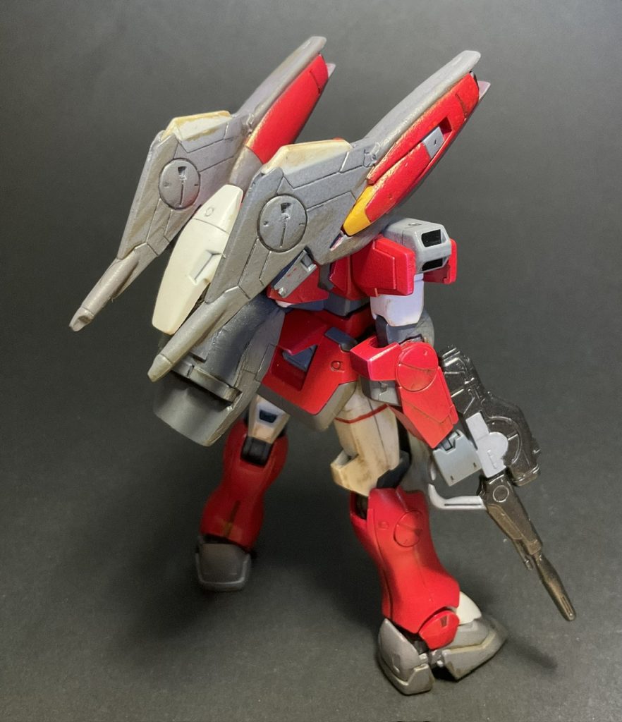 「連邦の赤い奴、ガンなんたら〜108だったはず!」ヴィクトリータイプを開発する際、リガ・ミリティアのおじいさんたちの中には、見たこともないのにもっともらしいことを言って、それを押し付けてくるような人もいたのかなぁ〜という妄想、そしてキャノンなら陸戦オンリーだろうという思い込みで作りました。108のシールはご老人なりのリスペクトの証です。