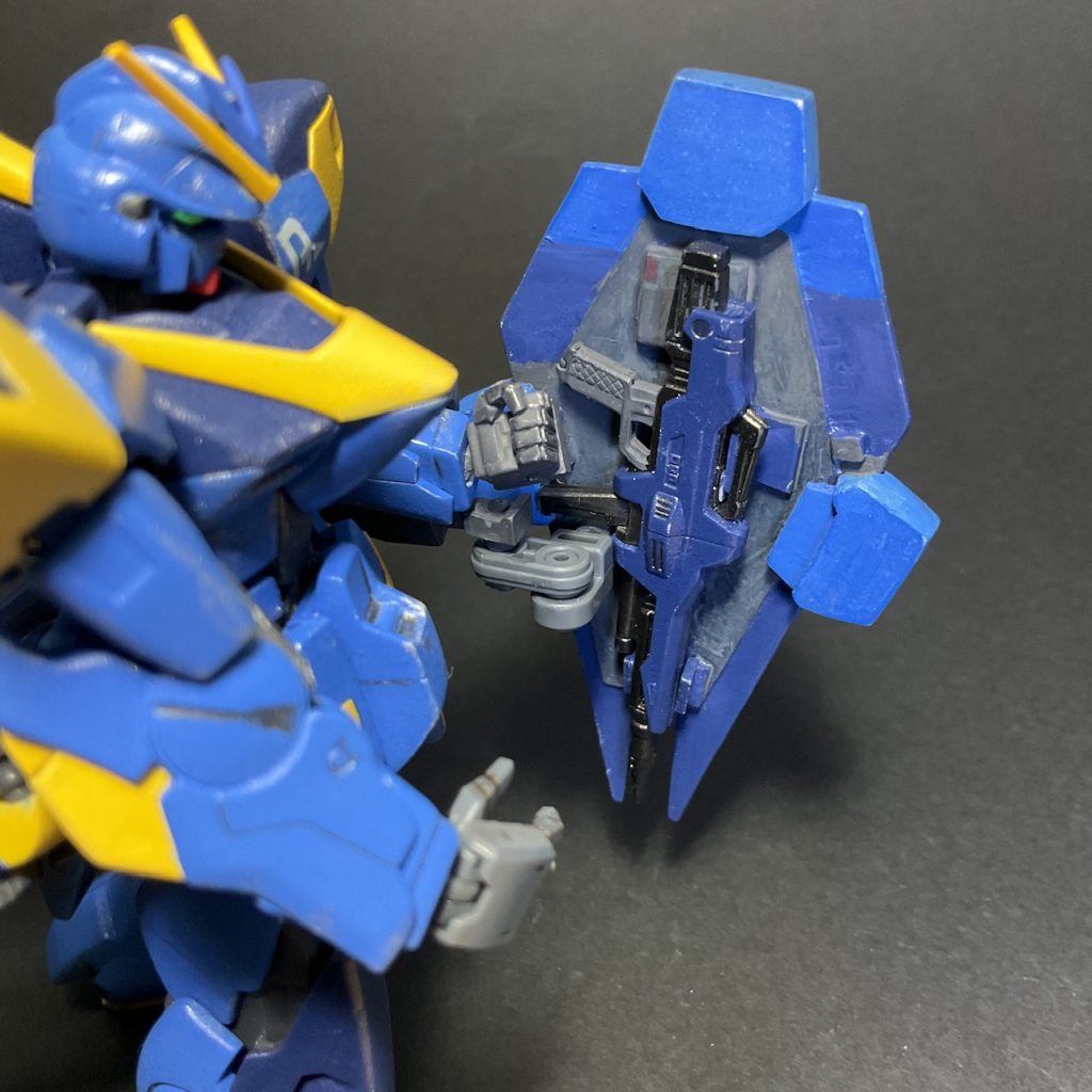 自作シールドは、裏面にビームライフルを収納できます。手首に磁石を仕込んで接続、ジョイントの効果で自由に位置を変えられますが、ポロリしまくりです。