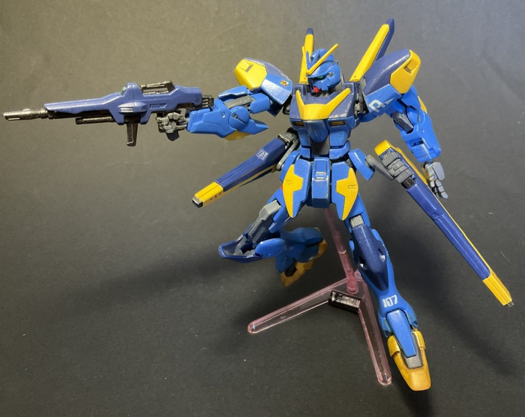 「スペースノイドをイジメたのは、青い奴だろ!」リガ・ミリティアに、そういう勘違いをしたご老人がいてもいいかなぁ〜という妄想、ついでに地球ローラー作戦の後、取り残された部隊の1機に、謎の組織から調達された旧式武装という浪漫で仕上げました。107のシールは「赤い108」の僚機のイメージですが、同じフォントがなくて残念でした。