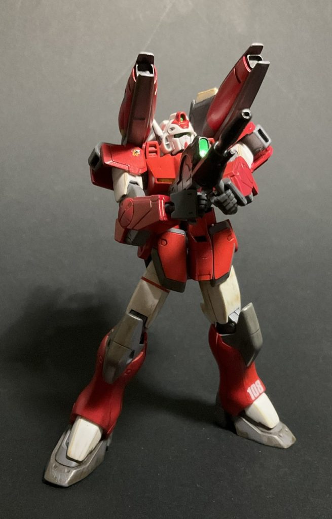 ビームライフルは前部を切り離し、真鍮線を使って再接続、回転して両手持ちが可能です。ただしポーズに限界が…。