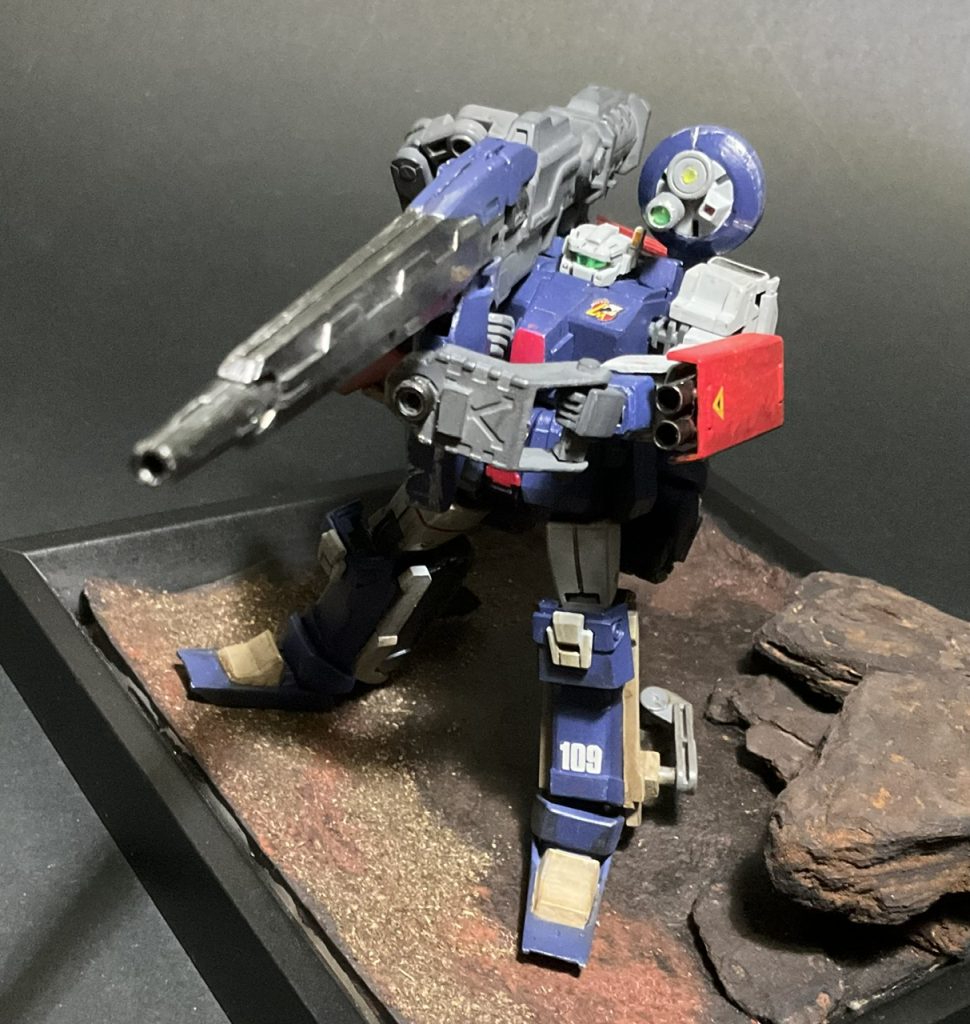 設定は、U.C.0153に78歳ぐらいの人たちが骨董品を改造したもの、ということでパーツ構成自体は、なんでもアリと思って作りました。