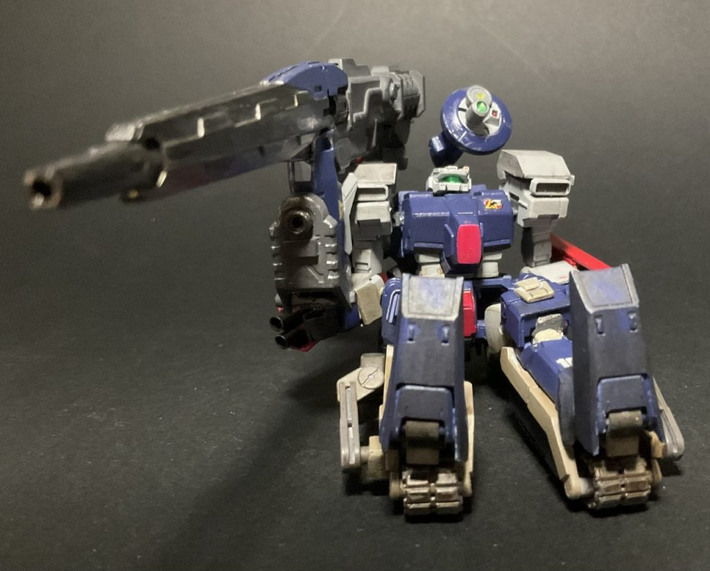 塗装は水性ホビーカラーをブラシ吹き、一部ガンダムマーカーです。濃紺…ティターンズブルー(瓶)白…明灰色濃いグレー…アクリジョンベースグレー明るいグレー…ニュートラルグレー赤…ガンダムレッド武装は黒と金を混ぜたものとニュートラルグレーで塗り分けました。