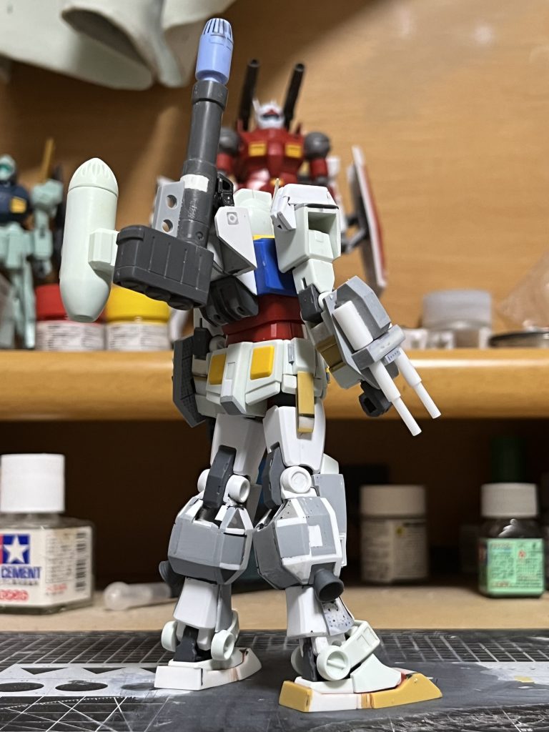 メイキング②脚部はプラ板で改造しました。一番大変だったところは脹脛の改修でした。設定画では多角面だったので、脹脛をノコギリで切削し、プラ板で土台を作ってから多角面化しました。