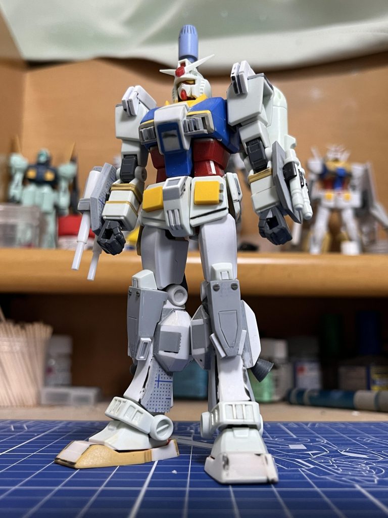 メイキング①両腕部のアーマーはプラ板でスクラッチしました。本体に取り付けられるようにジョイントパーツを使用。