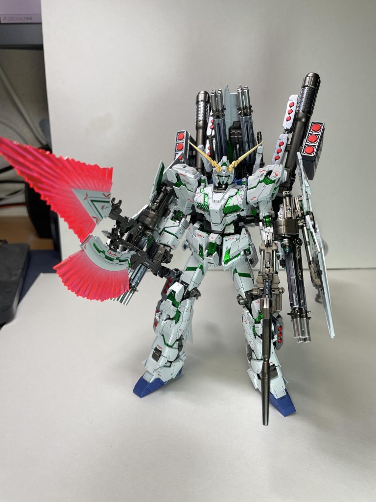 引きの写真しろを厚塗りしすぎてパール塗った時、何箇所か割れちゃいましたデカールも難しくプロペラントタンクのデカール割れちゃってます