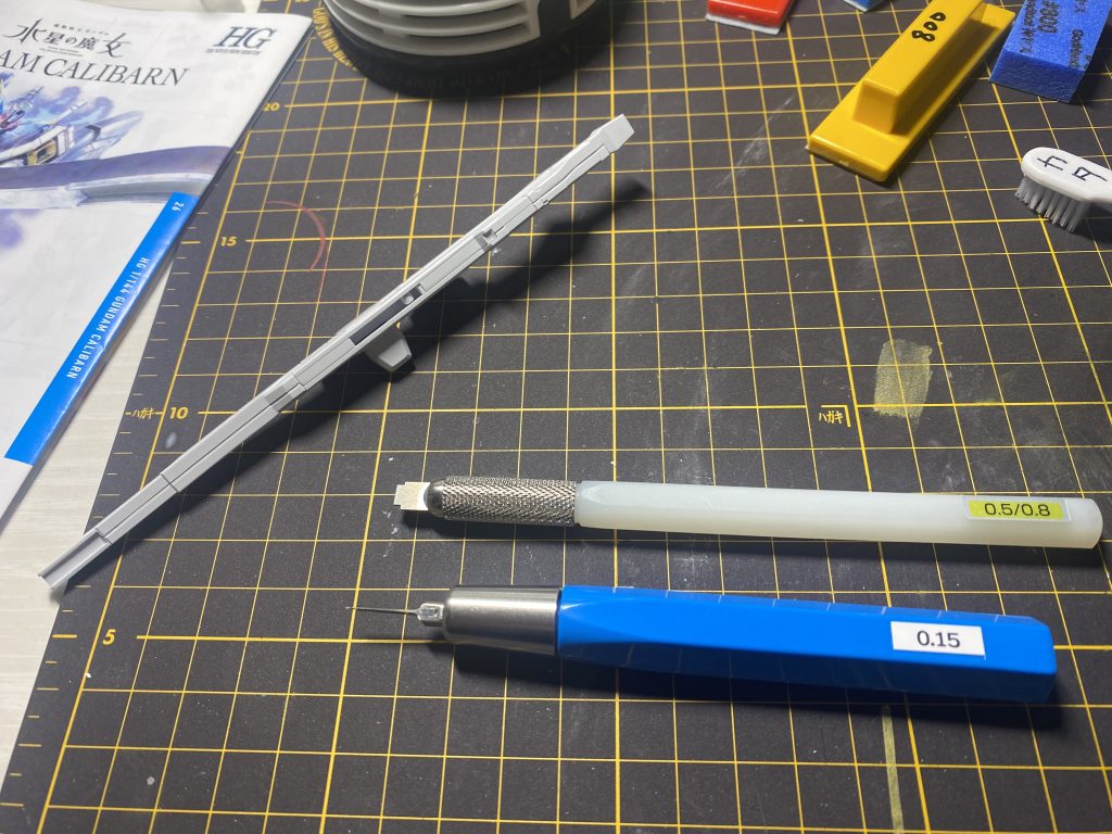 合わせ目の段落ちモールド化センターがズレている部分は合わせ目の反対側にスジ彫り追加