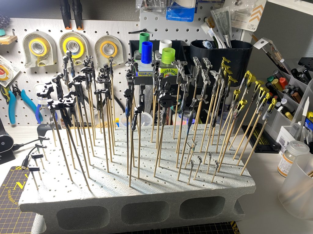 フレーム部分塗装後フレーム部分は、ガイアノーツ さんのエヴァサフガンメタのみ、バーニア部分は下地塗装後(ガイア黒サフ)、ガイアノーツ さんのエルドランゴールドにて塗装しました。