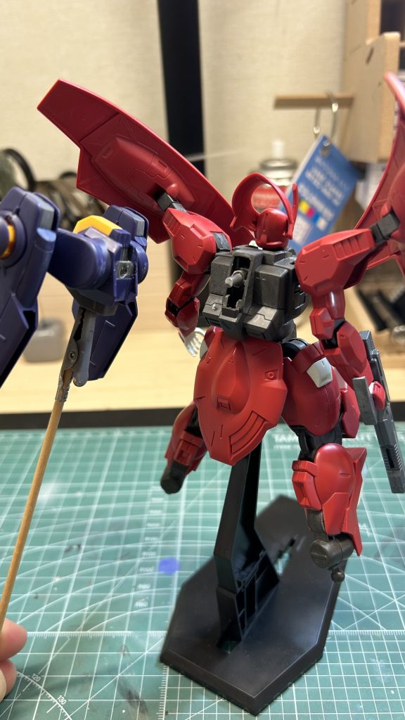 バックパック改修の途中です。一部を切り欠いたら綺麗に収まりました。安定させる為にランナーを差し込んであります。