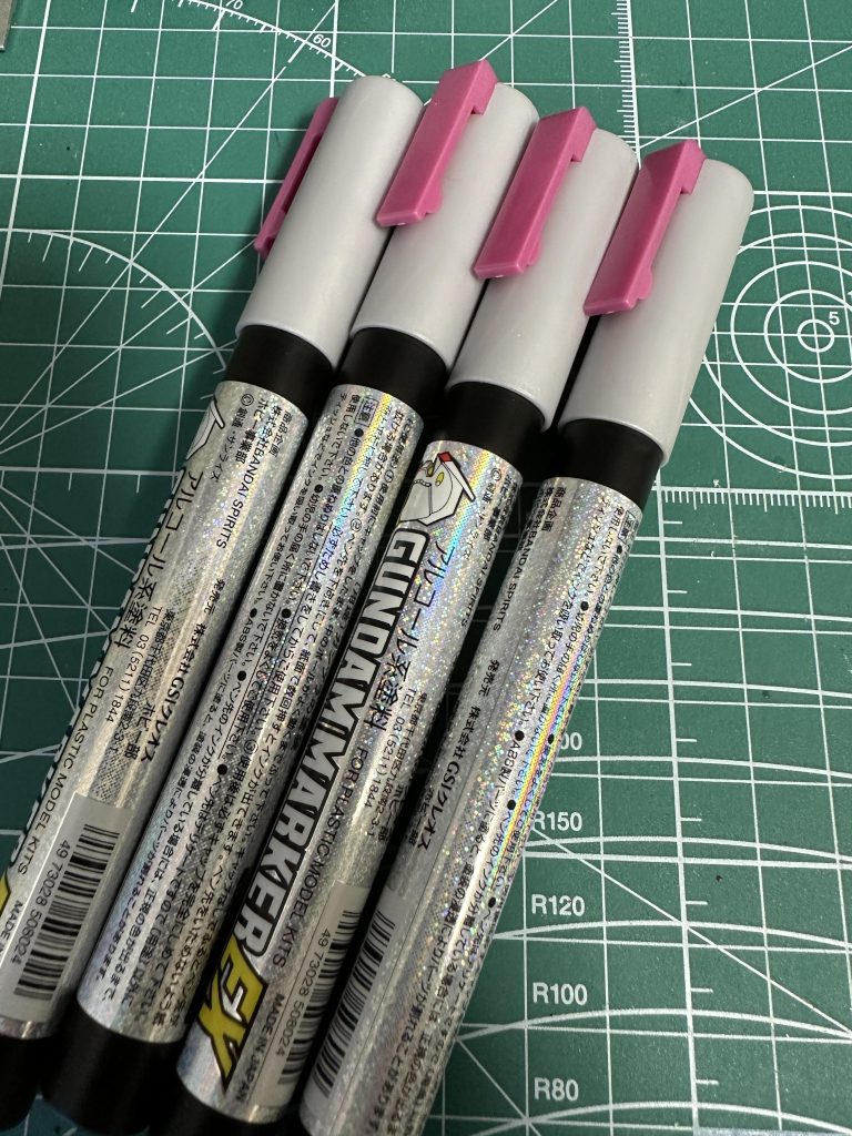 塗装に使ったガンダムマーカー・ホロレッドは4本を使い切り5本目まで手を付けました。ホログラムシリーズって1本の値段が結構高いんですよね(600円)、これだけで結構な出費です…