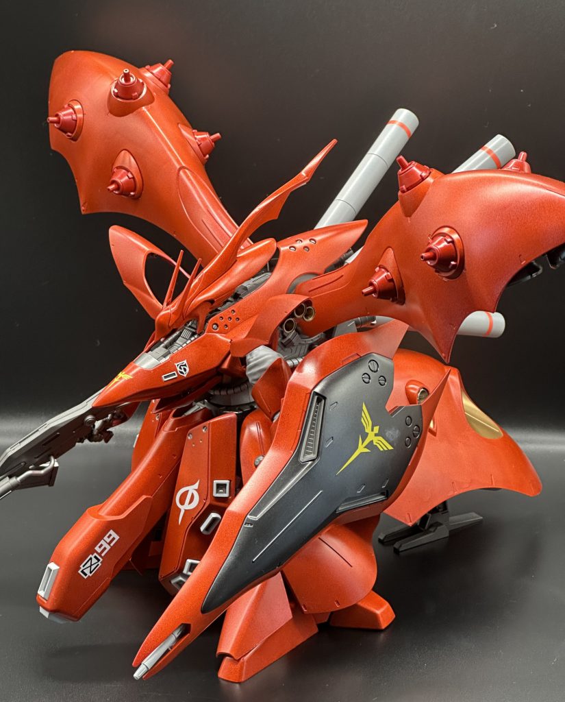 シールドのデカールを貼るときに失敗して塗装の一部が剥げてしまいました。デカールの予備も無くなってしまったので泣く泣くこのままに…