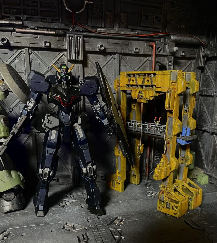 ブラックライトで多少光ります。目は緑にしました。