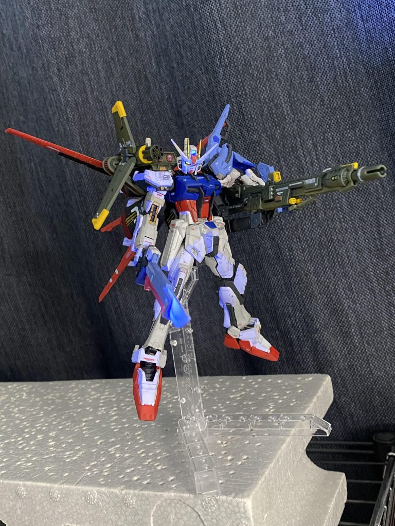 頭部センサーと、ツインアイのみ蛍光塗料にて塗装しました。