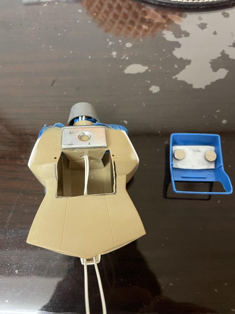 ランドセルに磁石を仕込んで胴体部分に電池を仕込める様にしました。※雑誌作品の真似です。