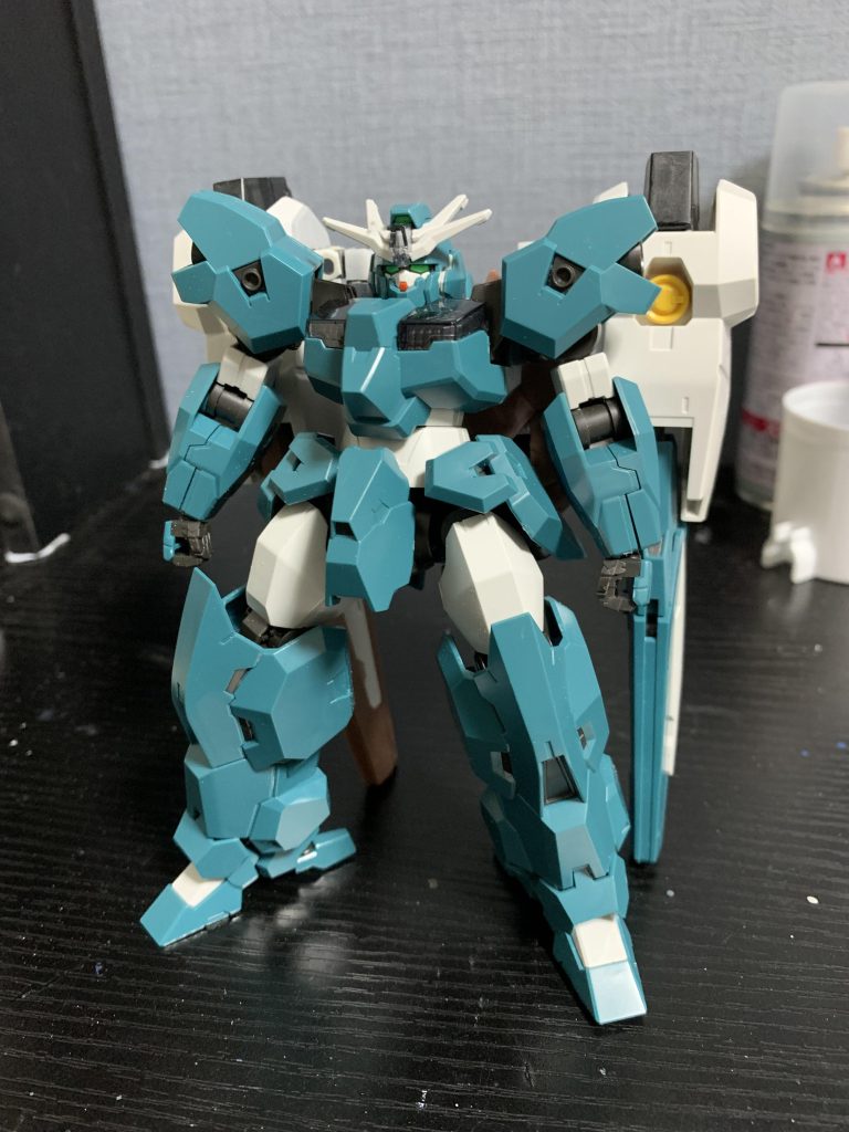 本体はウルまんまんまで、ほぼ色変えだけです。バックパックとフェーズドアレーキャノンの工作が大半でした。バックパックはセラヴィーガンダムのジャンクを使っています。