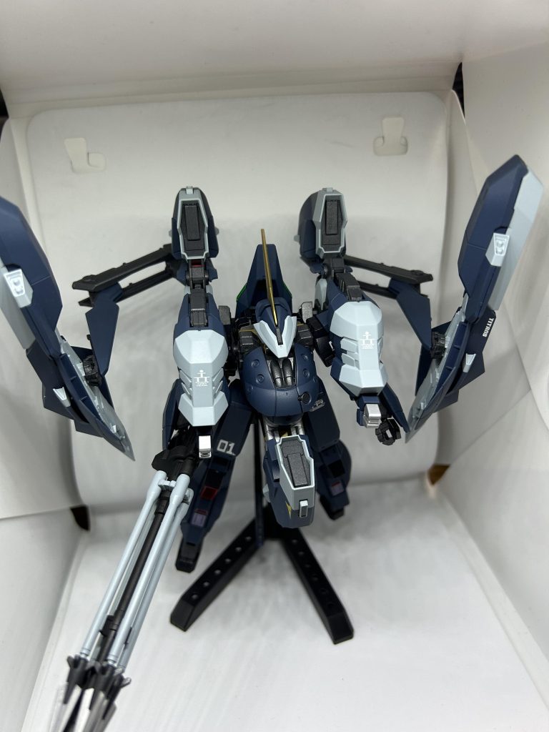 合体！追加の装甲と長物の武器のおかげで、ポーズを決めるのは苦手な機体です。