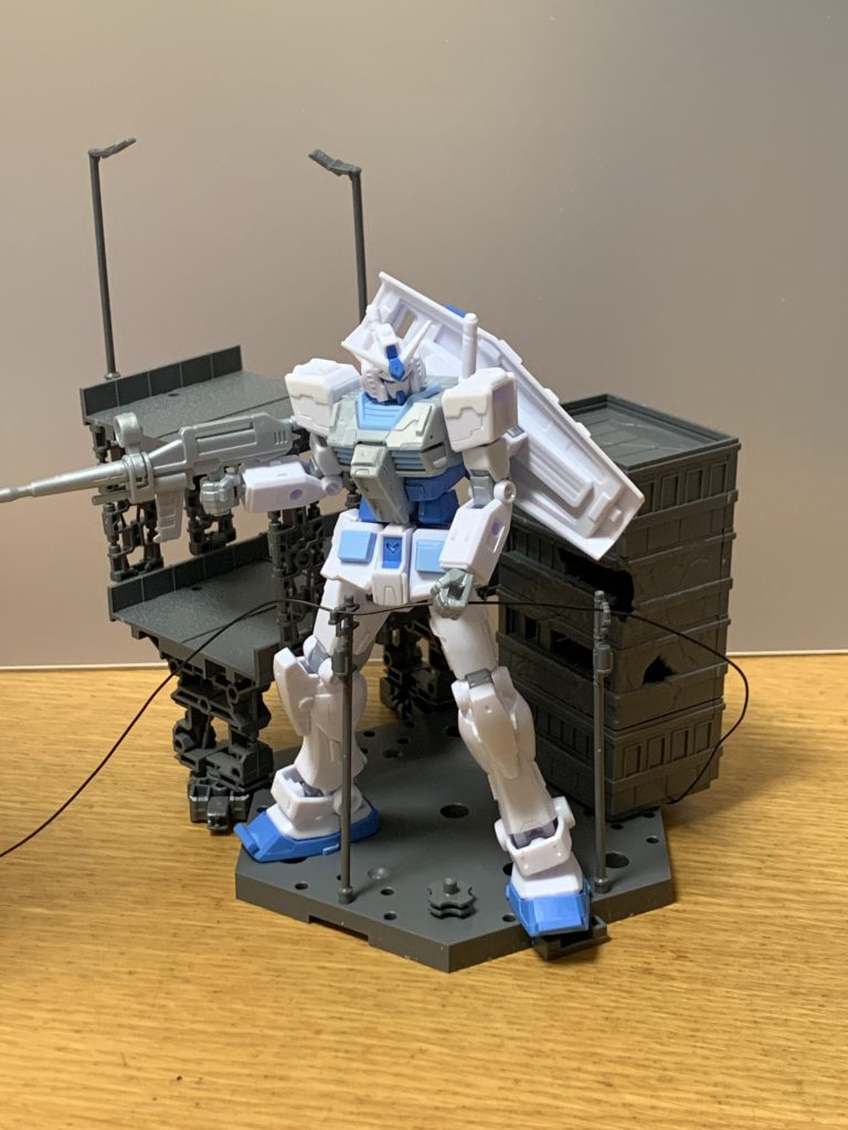 こちらは塗装前のEGガンダムとダメージ加工と塗装前のシステムベース市街地verです。