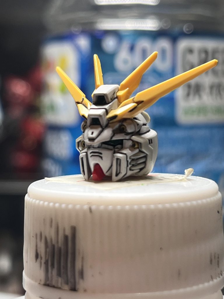 上の写真でも見せたように、モノアイ部分は蛍光塗料を使っているのでブラックライトで反応します。今回はガイアノーツの蛍光グリーンを使用しましたが、クリア塗料で素の状態でも違和感がないのでとても気にりました。