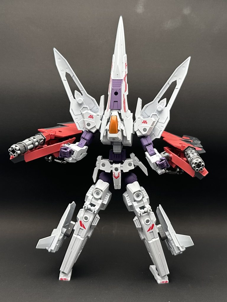 【ICBMトーラス】ウィンドマスクコマンダーの背面装備であるICBMトーラスは、モビルドールシステムにより、自らの意思で行動し、戦闘をサポートする飛行形態やリアル形態に変形する