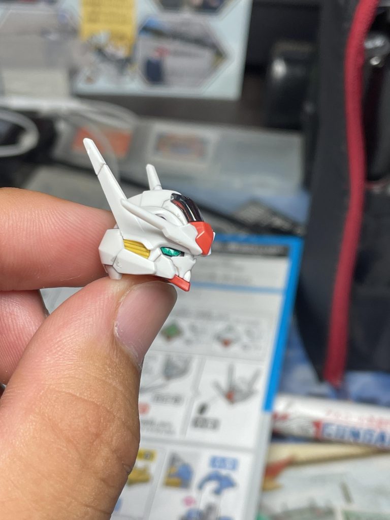 目の部分をメタリックシルバーを塗った上にメタリックグリーンを塗ってみました！いい感じに光ってくれます！