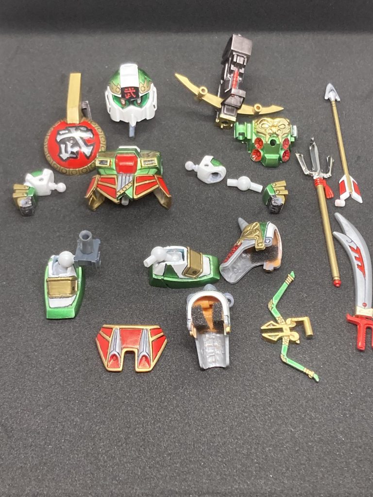 各関節はボールジョイントに変更。肩鎧は100均隙間シールを貼ってスポンジ保持。塗装用を痛めないように工夫。