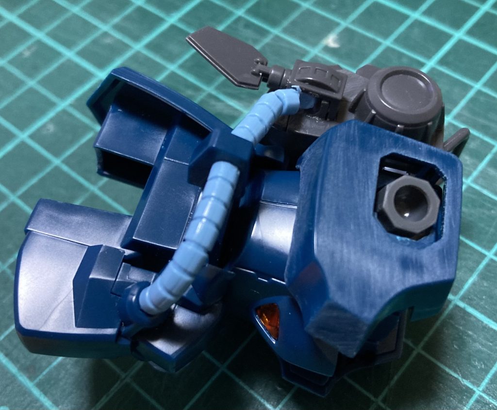 以外と難しかったのが動力パイプの調整です。長さを合わせてカット後に少しだけ折曲げてはめ込めるように。バックパックも穴の位置は合ってましたが角度を合わせる為にプラ板を挟んで調整。