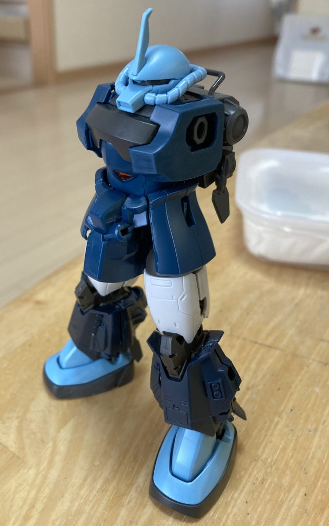 スリッパの部分は少し大きめのグフカスタムの方を使いました。顔はモノアイ部を約1mmほど狭くしてワル顔化