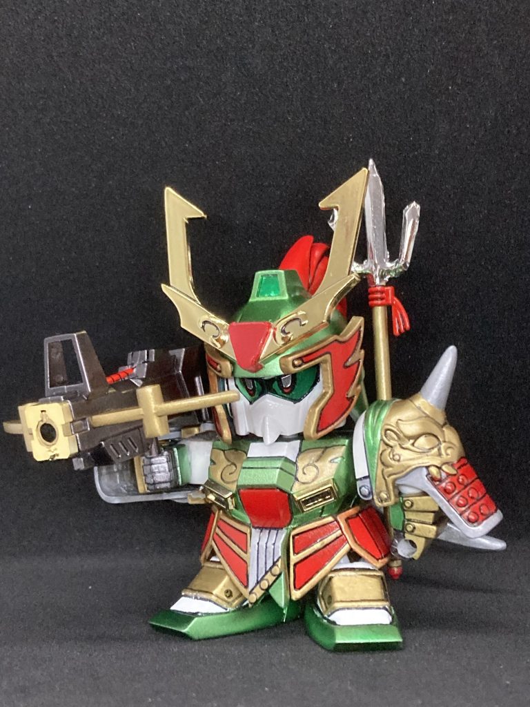 兜の鍬形を少し下に。タテガミ?は素組では顔から離れすぎていたので、前に出して内側に位置変更。口(顎)?は切り取って小型化。