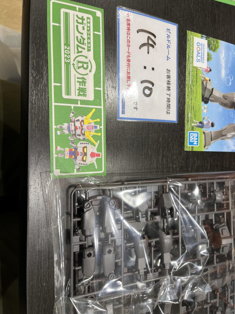 そんなこんなで本日夜勤明けリベンジ！今日門前払いされたらラ◯ライブ虹が咲きのパネルにバックドロップ(←やらないよw)して帰る気概で再出撃！無事サイコドーガを入手しました(´∀｀)やっぱアカウントで購入制限掛けてくれてるから転売屋に枯らされないのは助かる！店内を見ていると珍しくいつも閉鎖しているブースがやっている。エコプラ作成ができるイベントとな！折角なので参加することに！