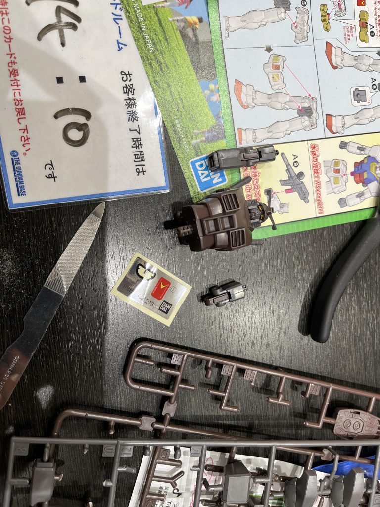 兄妹とお母さん、若めのガノタがいる席で相席若めのガノタはコミュニケーションする気無しで黙々と作成向かいの兄妹とお母さんとちょこちょこ話しながら作成お母さん『ほら、向かいのお兄さんヤスリ使ってるよ？〜くんも使ってみたら？わし『軽く掛けてあげるとニッパー跡の白いのがなくなってカッコよくなりますよ( ´∀｀)キッズ『ヤスリはいい！ビームライフル作る！ふられちゃったよぅ😭笑小学1年の女の子と小学3年の男の子でした。お兄ちゃんの方がガンプラ大好きとのこと✨羽ばたけ未来のガノタよ\(//∇//)\