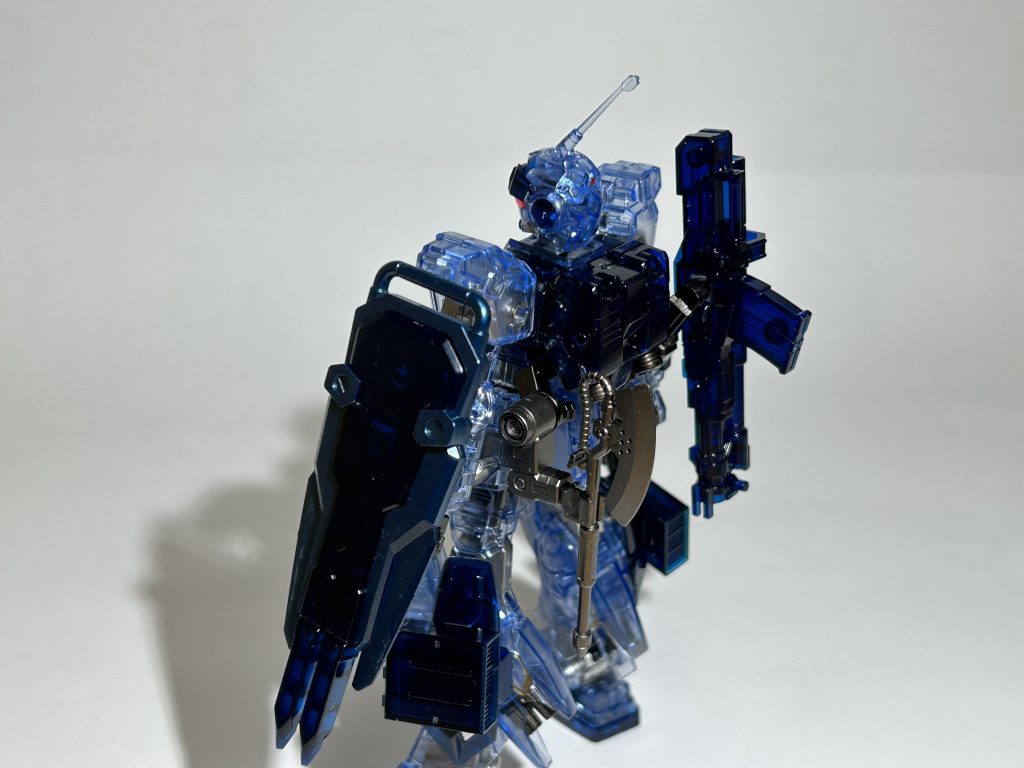 この時初めてガイアカラーを使ってみましたが、なかなか良い色ですね。左側が何も無くて寂しかったので、有り合わせのパーツでザクのヒートホークを。赤目には野蛮そうな武器がよく似合う。