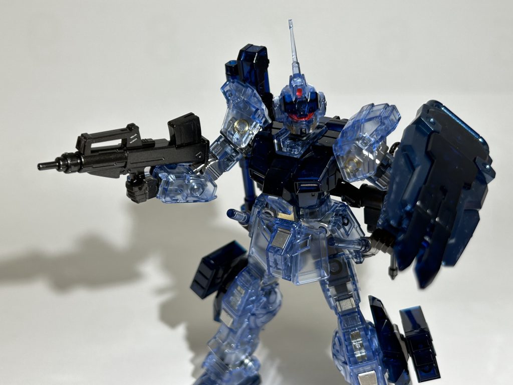 シールドはメタルブルー。これはクレオスだったかな？クリアの内側のダボ穴はガンダムマーカーのゴールドで縁取りしてみました。