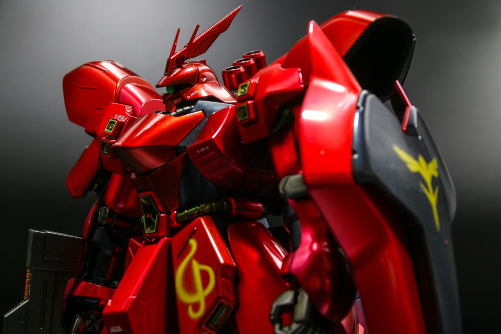 フレームはガンメタ、動力パイプ、スラスター、メガ粒子砲はトパーズゴールドですトパーズゴールド使うとスミ入れしなくても黒くしたいところが黒く見えるのでスミ入れ要らずで楽ちん