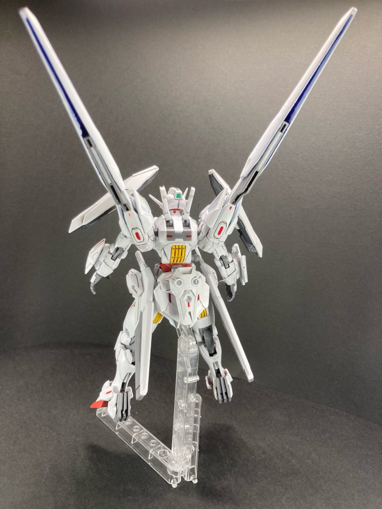 新型ビットを追加装備したビットオンフォーム。背部、肩部、腰部のビットを脚部に集約。空いた所に攻撃特化のロングライフルビット、防御特化のシールドビットを追加装備した形態。